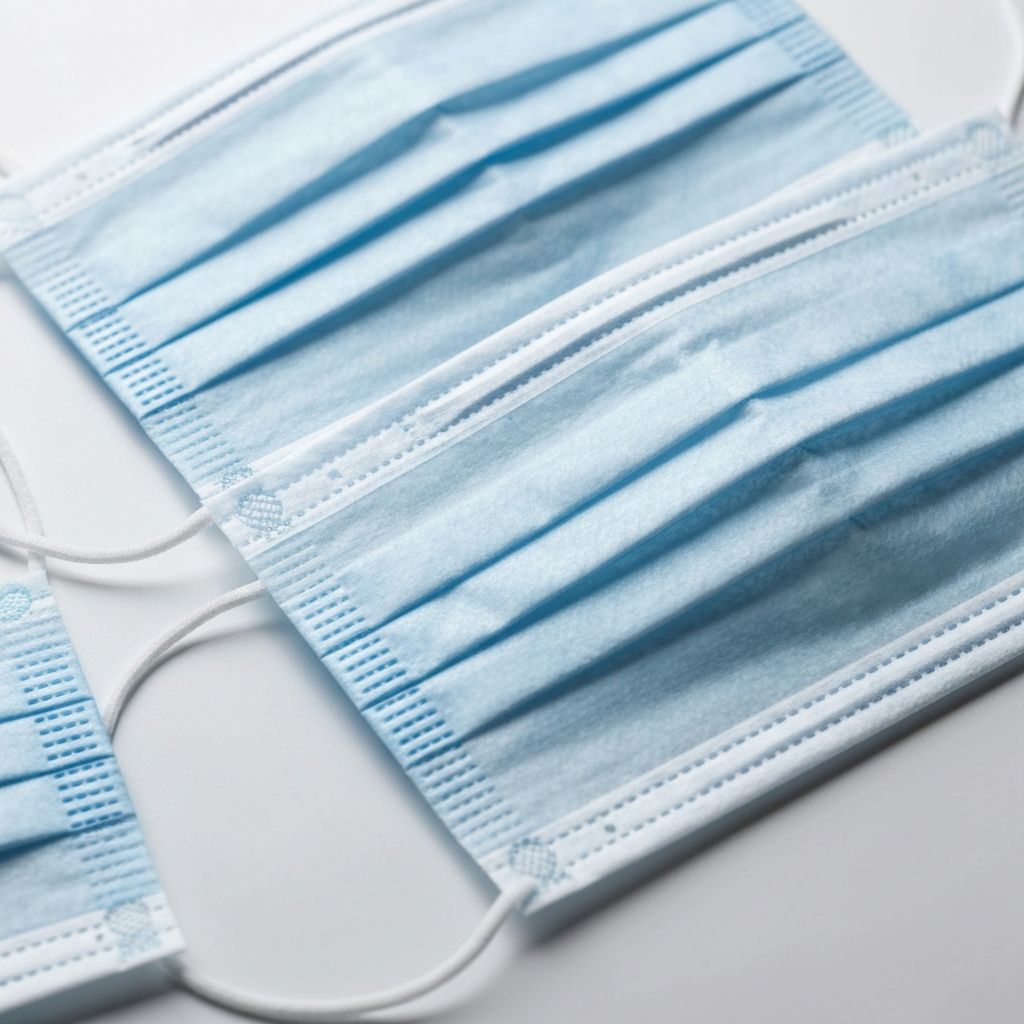 Masques Chirurgicaux 3 Plis Jetables - Pack de 50 masques jetables, filtration BFE >98%, boucles auriculaires confortables, barrette nasale ajustable